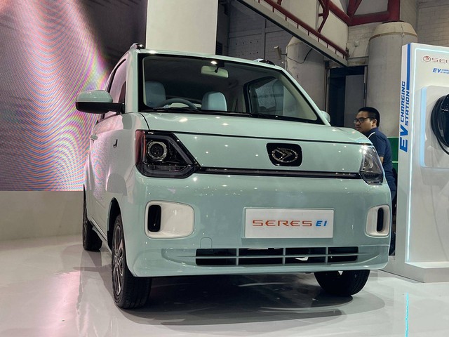 DFSK memperkenalkan produk mobil listrik terbaru Seres E1 di PEVS 2023, JIExpo Kemayoran Jakarta (17/5). Foto: Sena Pratama/kumparan