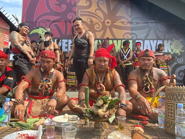 Ngampar Bide atau biasa dikenal dengan ritual tolak bala jelang Gawai Dayak. Foto: Lydia Salsabila/Hi!Pontianak