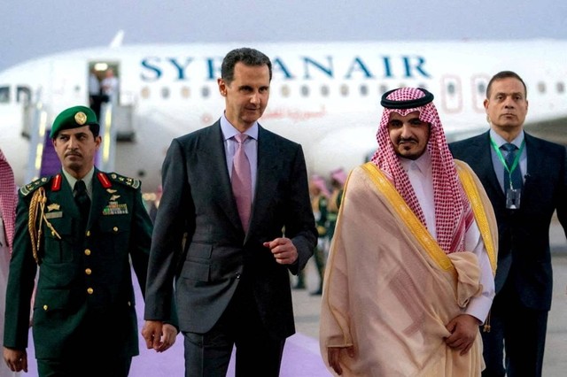 Presiden Suriah Bashar al-Assad tiba untuk menghadiri KTT Liga Arab di Jeddah, Arab Saudi. Foto: SANA/via REUTERS