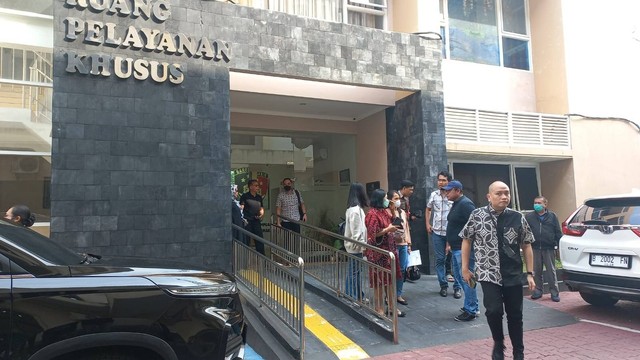Keluarga ABK (16), pelajar yang diduga tewas dengan kondisi tidak wajar usai melapor ke Polrestabes Semarang. Foto: Intan Alliva/kumparan