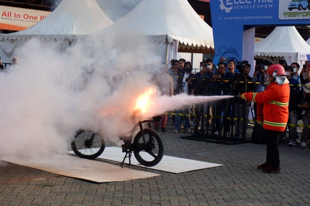 Demonstrasi pemadaman api dari kebakaran baterai motor listrik. Foto: Aditya Pratama Niagara/kumparan