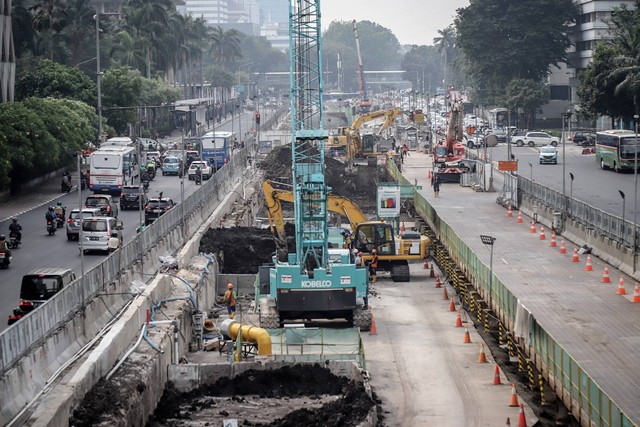 Pekerja mengoperasikan alat berat di area proyek pembangunan MRT Fase 2A CP 201 di Jalan MH Thamrin, Jakarta, Jumat (19/5/2023). Foto: Jamal Ramadhan/kumparan