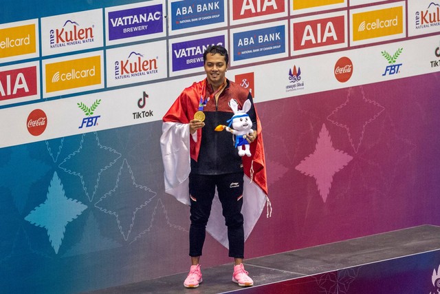 Perenang Indonesia I Gede Siman Sudartawa menunjukan medali seusai penyematan medali emas untuk nomor 50 meter gaya punggung putra saat SEA Games 2023 di Aquatics Center, Morodok Techno National Stadium, Kamboja, Minggu (7/5/2023). Foto: M Agung Rajasa/ANTARA FOTO