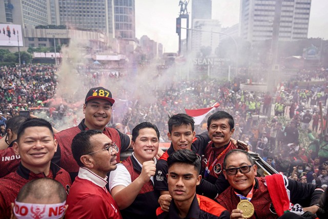 Menpora Dito Ariotedjo, Ketum PSSI Erick Thohir berfoto bersama dengan pesepak bola Timnas Indonesia U-22, ofisial dan pengurus PSSI saat mengikuti arak-arakan di kawasan Bundaran HI, Jakarta, Jumat (19/5/2023). Foto: Dhemas Reviyanto/ANTARA FOTO