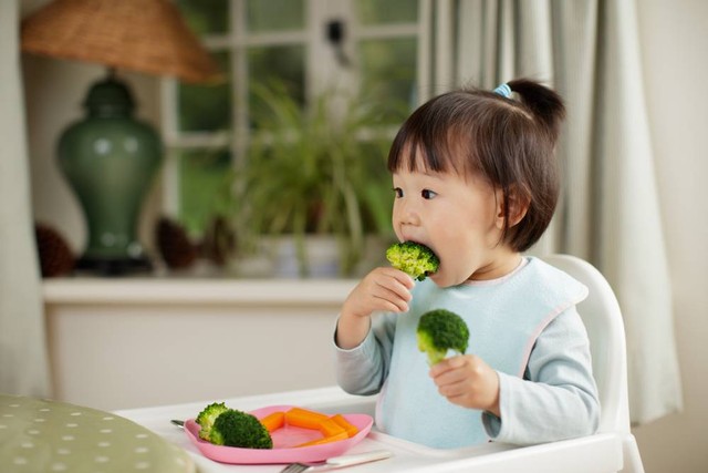 Tips mengoptimalkan kecerdasan anak dengan memperhatikan kesehatan pencernaannya. Foto: Shutterstock