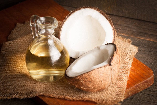 Ilustrasi minyak kelapa. Foto: Xan/Shutterstock