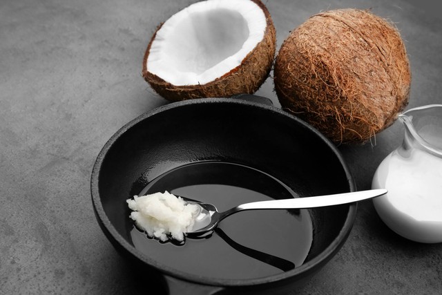 Ilustrasi minyak kelapa. Foto: Africa Studio/Shutterstock