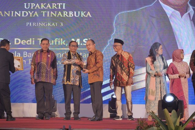 Pemerintah Provinsi Jawa Barat melalui Badan Pendapatan Daerah (Bapenda) meraih anugerah Tinarbuka. Capaian itu diraih berkat Samsat Information Center yang dinilai sebagai inovasi yang baik dalam hal keterbukaan informasi. Foto: istimewa