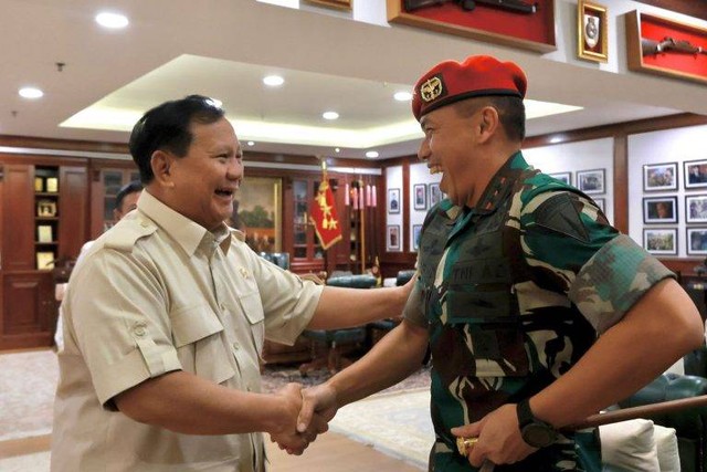 Menteri Pertahanan Prabowo Subianto menerima kunjungan Danjen Kopassus Mayjen TNI Deddy Suryadi di Kementerian Pertahanan, Rabu (17/5/2023). Foto: Dok. Kemhan RI