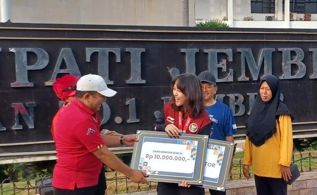 Bupati Jember Hendy Siswanto saat menyerahkan hadiah untuk peraih medali emas SEA Games 2023 Febriana Dwipuji Kusuma, Jumat (19/5/2023). Foto: Dok. Istimewa