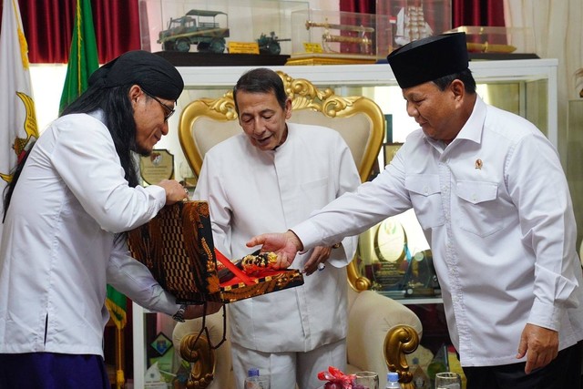 Menteri Pertahanan Prabowo Subianto sowan ke Habib Luthfi, Jumat (19/5/2023). Foto: Tim Media Prabowo Subianto