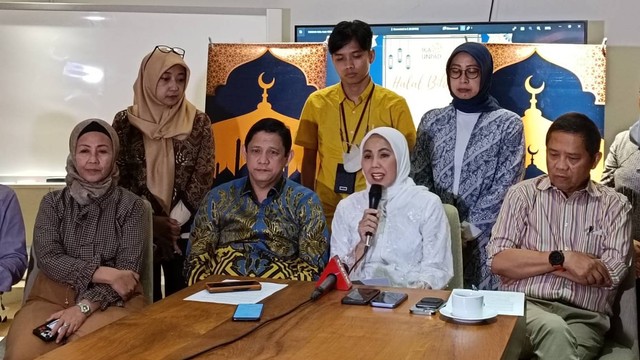 Jajaran Pengurus IKA Unpad dalam konferensi pers di Sekretariat IKA Unpad, Jakarta, Jumat (19/5/2023). Foto: Zamachsyari/kumparan