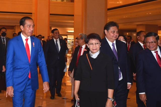 Presiden Jokowi dan delegasi terbatas tiba di hotel tempatnya bermalam di Hiroshima, Jepang, pada Jumat (19/5/2023). Foto: Rusman/Biro Pers Sekretariat Presiden