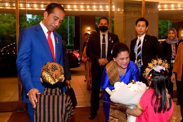 Presiden Jokowi beserta Ibu Iriana Joko Widodo dan delegasi terbatas tiba di hotel tempatnya bermalam di Hiroshima, Jepang, pada Jumat (19/5/2023). Foto: Rusman/Biro Pers Sekretariat Presiden