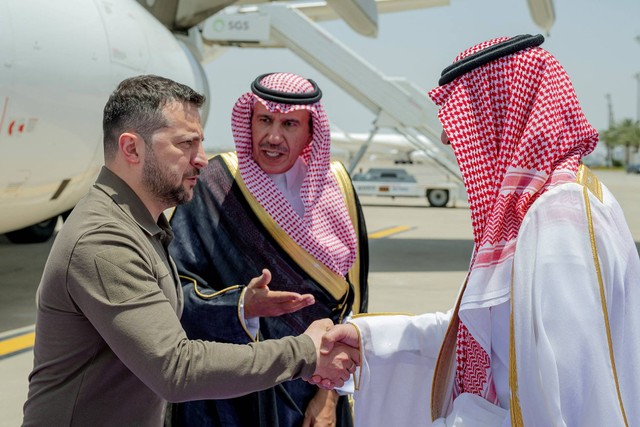 Presiden Ukraina Volodymyr Zelensky tiba untuk menghadiri KTT Liga Arab di Jeddah, Arab Saudi, Jumat (19/5/2023). Foto: Saudi Press Agency/Handout via REUTERS