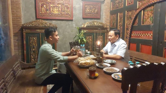 Prabowo Subianto menemui Gibran Rakabuming Raka di Omah Semar, Kelurahan Jajar, Kecamatan Laweyan, Solo, pukul 21.00 WIB, Jumat (19/5/2023). Foto: Dok. kumparan