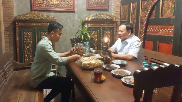 Prabowo Subianto menemui Gibran Rakabuming Raka di Omah Semar, Kelurahan Jajar, Kecamatan Laweyan, Solo, pukul 21.00 WIB, Jumat (19/5/2023). Foto: Dok. kumparan