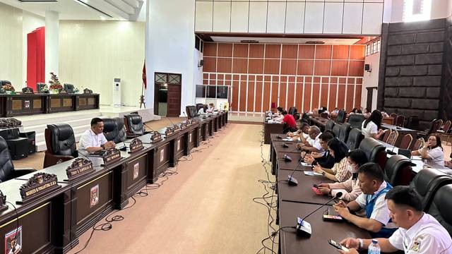 Suasana rapat dengar pendapat antara DPRD Kabupaten Minahasa dan PLN UP3 Manado.