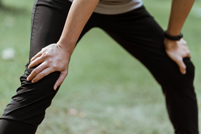 Cara Menyembuhkan Lutut Sakit di Usia Muda, Foto Hanya Ilustrasi: Pexels/Ketut Subiyanto