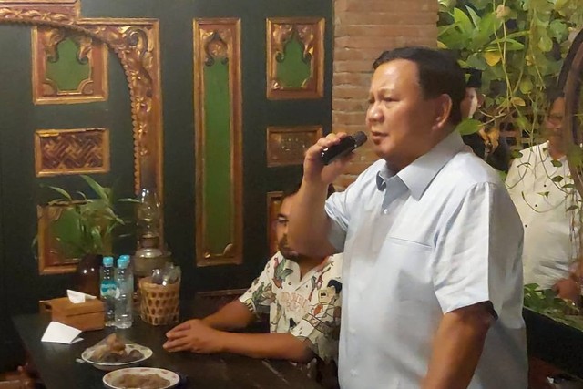 Prabowo Subianto berbicara pada pertemuan bersama Gibran Rakabuming Raka di Omah Semar, Kelurahan Jajar, Kecamatan Laweyan, Solo, pukul 21.00 WIB, Jumat (19/5/2023). Foto: kumparan