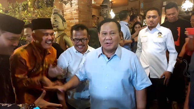 Prabowo Subianto usai pertemuan bersama Gibran Rakabuming Raka di Omah Semar, Kelurahan Jajar, Kecamatan Laweyan, Solo, pukul 21.00 WIB, Jumat (19/5/2023). Foto: kumparan