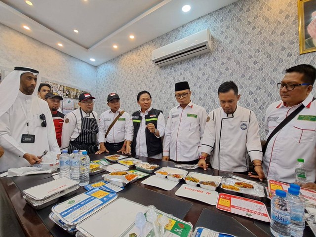 Panitia Penyelenggara Ibadah Haji (PPIH) Arab Saudi mencoba katering untuk jemaah haji. Foto: Dok. Kemenag