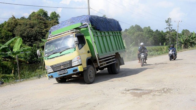 Ilustrasi jalan daerah yang rusak.
 Foto: Dok. PUPR