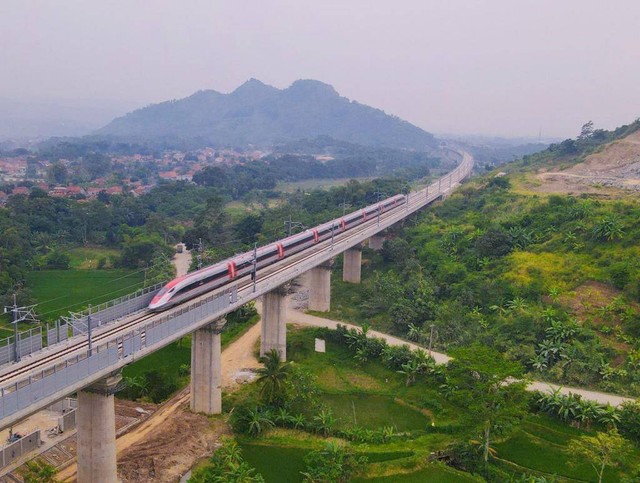 Rangkaian EMU/CIT Kereta Api Cepat Jakarta Bandung, melaksanakan tahapan Hot Sliding Test di jaringan Overhead Catenary System (OCS) KCJB pada Jumat (19/5). Foto: Dok. KCIC