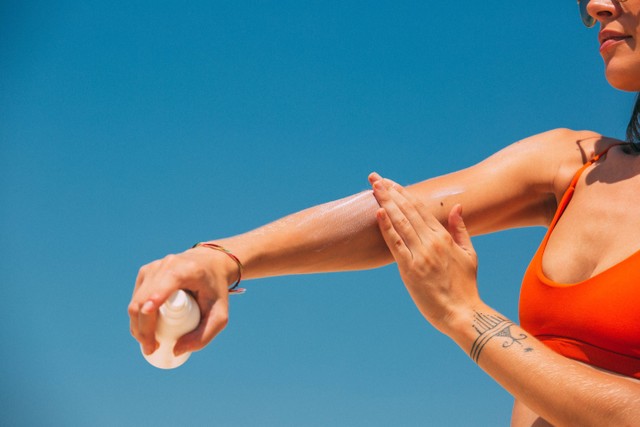 Cara Pakai Sunscreen Wardah. Foto: Pexels/Mikhail Nilov.