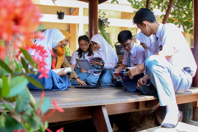 Belajar bersama murid dengan guru di sekolah. Foto: Unsplash