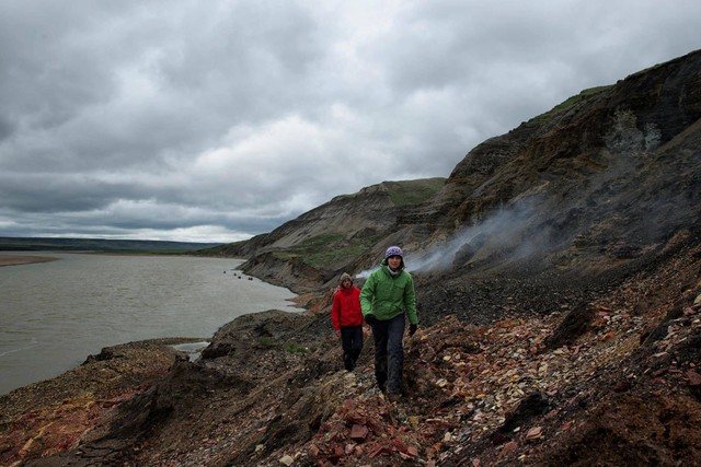 Sebauh bukit di Kanada mengeluarkan asap abadi. Penyebabnya ada reaksi kimia. Foto: Jason van Bruggen/Northwest Territories Tourism/Facebook