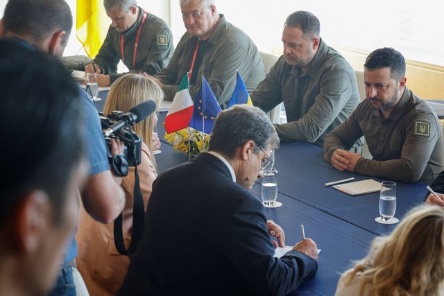 Presiden Ukraina Volodymyr Zelensky (kanan) berbicara dengan Perdana Menteri Italia Giorgia Meloni selama pertemuan bilateral mereka di sela-sela KTT Pemimpin G7 di Hiroshima, Jepang, Sabtu (20/5/2023). Foto: Ludovic Marin/POOL/AFP