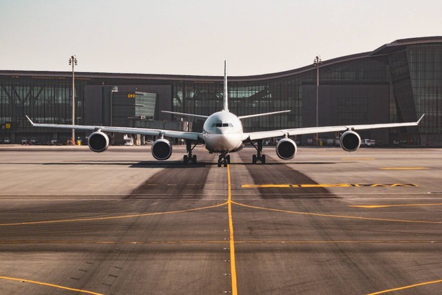 Ilustrasi nama bandara di Ambon. Sumber: Bao Menglong/Unsplash.com