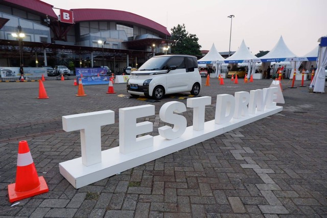 Test drive mobil listrik Wuling Air ev di pameran Periklindo Electric Vehicle Show di JIEXpo Kemayoran, Jakarta, Sabtu 20 Mei 2023.  Foto: Aditya Pratama Niagara/kumparan