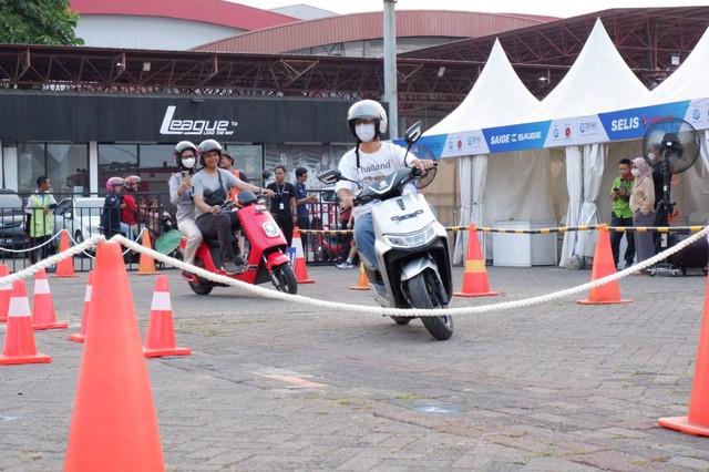 Test ride motor listrik di pameran Periklindo Electric Vehicle Show di JIEXpo Kemayoran, Jakarta, Sabtu 20 Mei 2023.  Foto: Aditya Pratama Niagara/kumparan