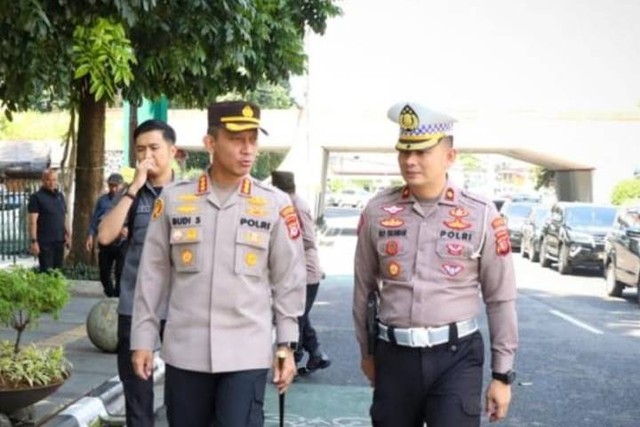 Kapolrestabes Bandung, Kombes Budi Sartono, saat melakukan peninjauan di pusat Kota Bandung pada Sabtu (20/5/2023). Foto: Dok. Istimewa