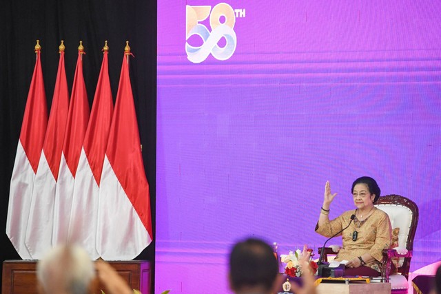 Presiden ke-5 RI Megawati Soekarnoputri berteriak salam Pancasila saat akan memberikan sambutan dalam rangka Hari Jadi ke-58 Lembaga Ketahanan Nasional (Lemhannas) RI di Ruang Dwi Warna, Lemhannas RI, Jakarta Pusat, Sabtu (20/5/2023). Foto: M Risyal Hidayat/ANTARA FOTO