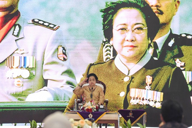 Presiden ke-5 RI Megawati Soekarnoputri berteriak salam Pancasila memberikan sambutan dalam rangka Hari Jadi ke-58 Lembaga Ketahanan Nasional (Lemhannas) RI di Ruang Dwi Warna, Lemhannas RI, Jakarta Pusat, Sabtu (20/5/2023). Foto: M Risyal Hidayat/ANTARA FOTO