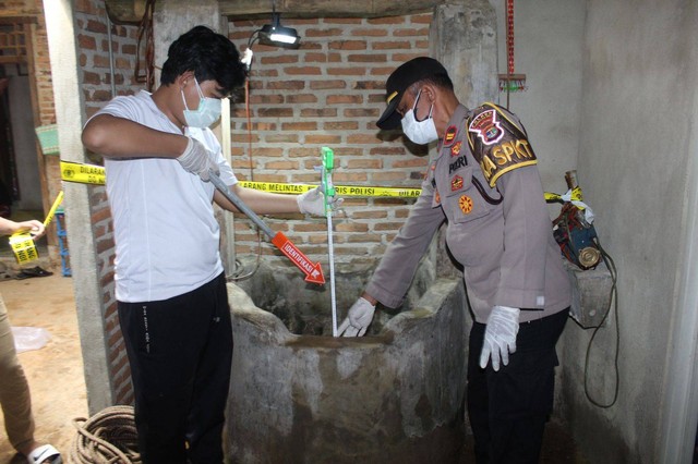 Seorang pria ditemukan meninggal di dalam sumur. | Foto: Dok Polres Pringsewu