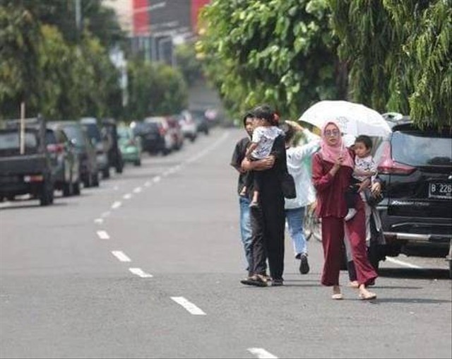 Orang sedang berjalan kaki. Foto : Nanda Ayu