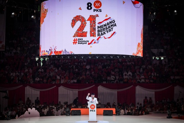 Presiden PKS Ahmad Syaikhu memberi sambutan saat menghadiri peringatan Milad Ke-21 Partai Keadilan Sejahtera (PKS) di Istora Senayan, Jakarta, Sabtu (20/5/2023). Foto: Galih Pradipta/ANTARA FOTO