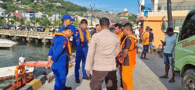 Keterangan foto: Tim SAR Gabungan bersiap melakukan pencarian terhadap korban kapal wisata yang tenggelam. Foto: Dok.Basarnas Maumere. 