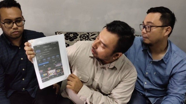 Pengacara korban yang tertipu pembelian tiket konser Coldplay di Palembang saat menunjukkan akun instagram @tixconcert.idn, Foto : Istimewa