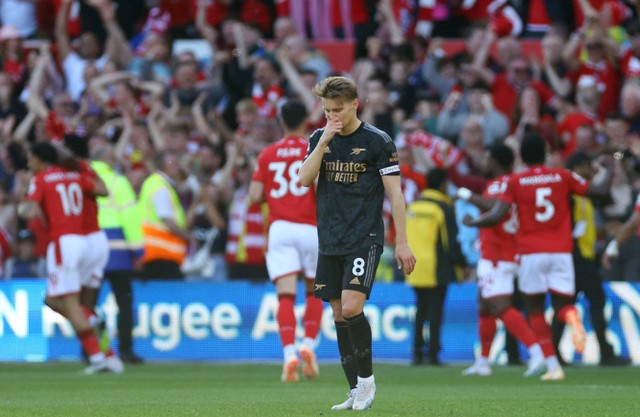 Pemain Arsenal, Martin Odegaard, kecewa usai Arsenal dibobol Nottingham Forest di Stadion City Ground, Nottinghamshire, Inggris, dalam pertandingan pekan ke-37 Liga Inggris 2022/23, Sabtu (20/5). Foto: Carl Recine/Reuters