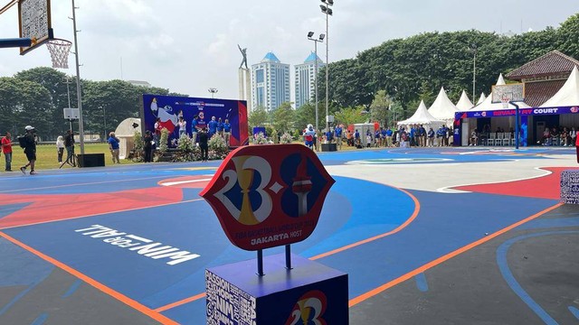 Lapangan basket di Lapangan Banteng, Jakarta, yang dipugar jelang Piala Dunia Fiba 2023, Sabtu (20/5). Foto: Jodi Hermawan/kumparan