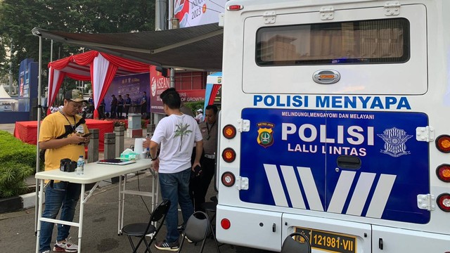 Suasana kegiatan polisi menyapa di hari bebas kendaraan (car free day) di Bundaran HI, Jakarta, Minggu (21/5/2023). Foto: Luthfi Humam/kumparan