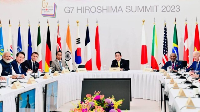 Presiden Joko Widodo menghadiri Sesi Kerja Mitra G7 yang membahas soal iklim, energi, dan lingkungan di Grand Prince Hotel Hiroshima, Jepang, pada Sabtu (20/5/2023). Foto: Laily Rachev/Biro Pers Sekretariat Presiden