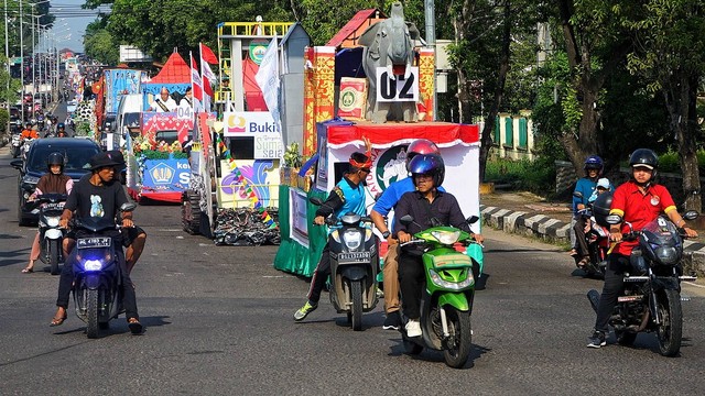 Sejumlah kndaraan dinaa melakukan konvoi ikut pawai mobil hias dalam rangka HUT Provinsi Sumsel ke-77, Minggu (21/5) Foto: abp/Urban Id