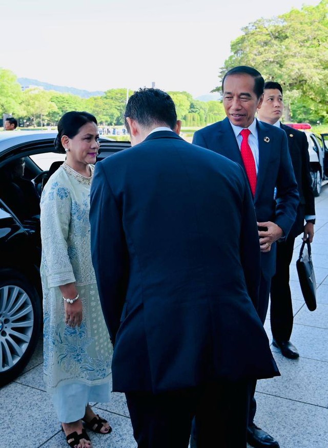 Presiden Joko Widodo didampingi Ibu Iriana Joko Widodo berkunjung ke Hiroshima Peace Memorial Park, pada Minggu (21/5/2023). Foto: Laily Rachev/Biro Pers Sekretariat Presiden