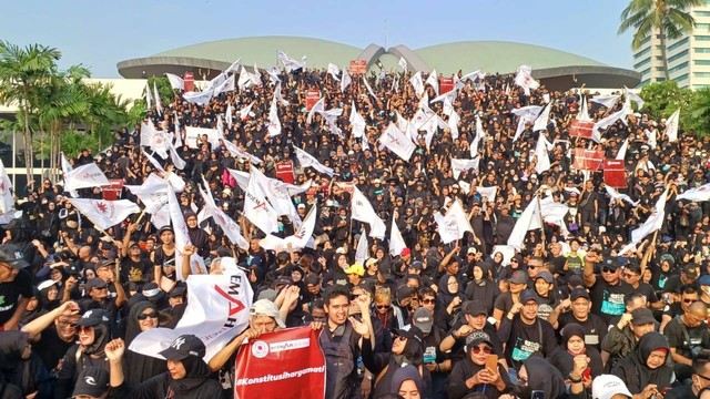 Massa dari Aliansi Demokrasi Rakyat peringati 25 tahun reformasi di DPR, Minggu (21/5/2023). Foto: Dok. Istimewa